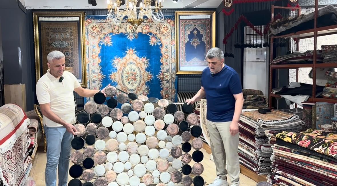 Evteks mağazasında el dokuma halı koleksiyonu